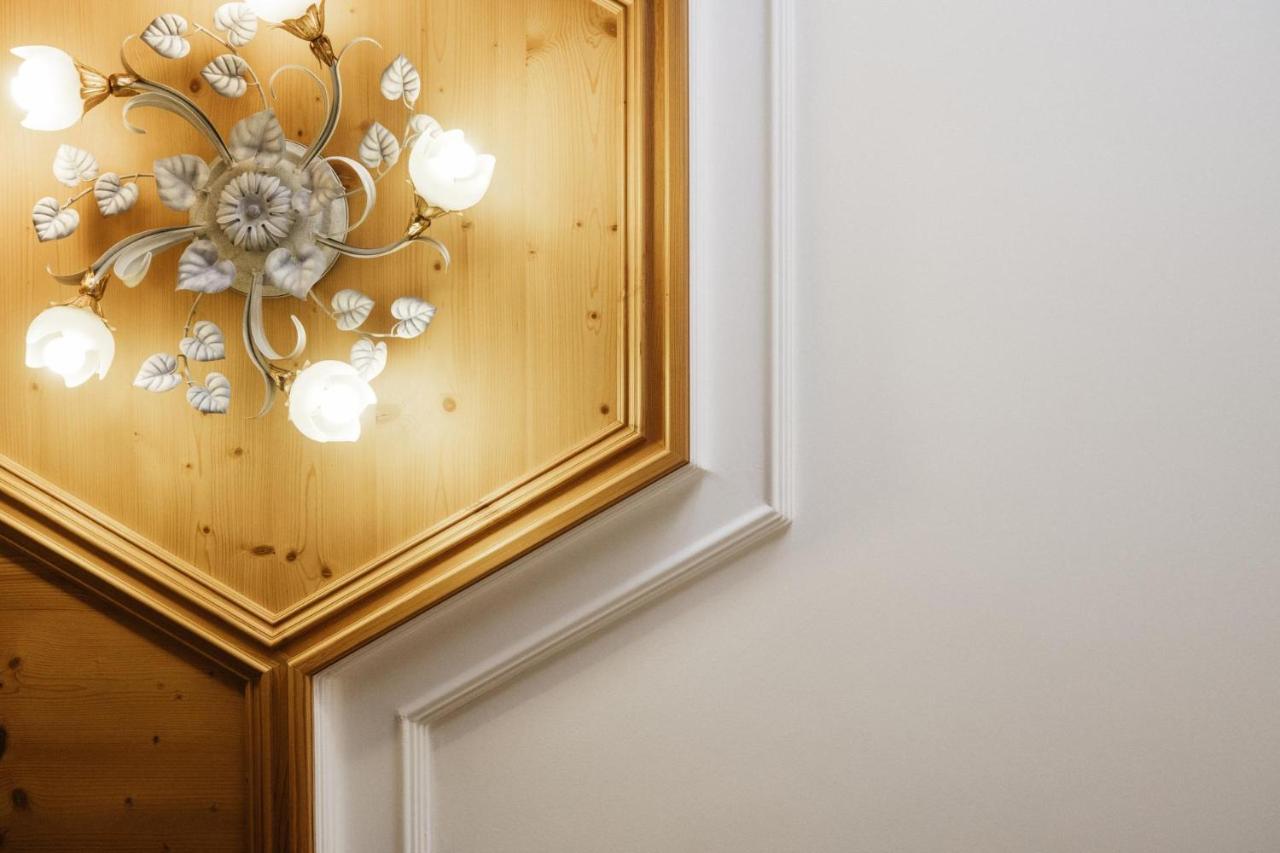 Hotel Kristall Лех ам Алберг Екстериор снимка